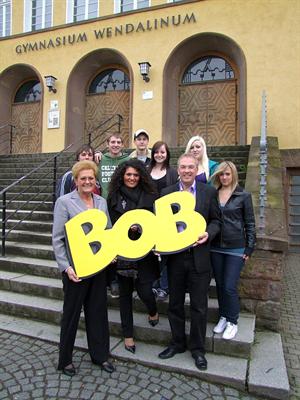 Im Vordergrund: Monika Bachmann, Vanessa Calcagno, Udo Recktenwald mit Schülern